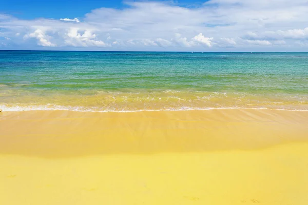 海滩上的海上冲浪 — 图库照片