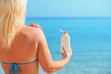 Güneş yanığı losyonu kadınla