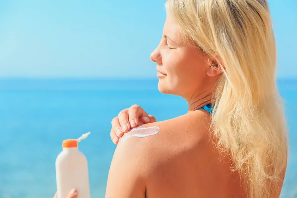 Woman With Suntan Lotion — Stock Photo, Image