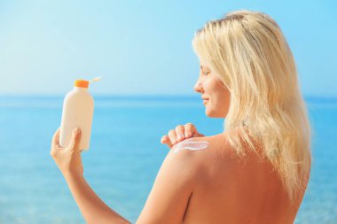 Güneş yanığı losyonu kadınla