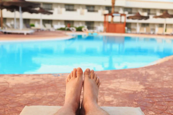 Male feet on swimming pool background — Stock Photo, Image