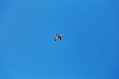 Uçak yüksek gökyüzünde uçar