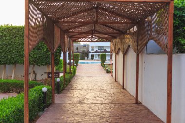 ahşap çardak altında havuzuna geçiş