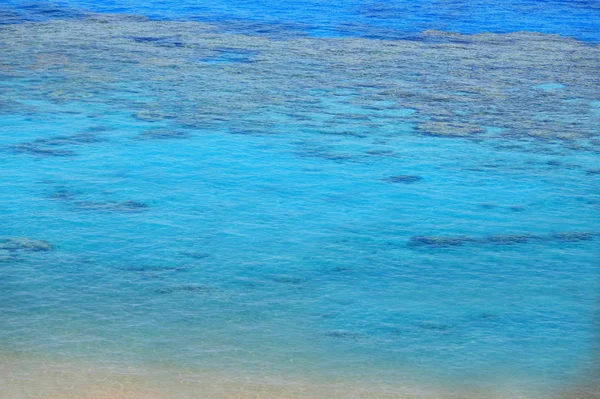 Playa con arrecife de coral y mar turquesa — Foto de Stock