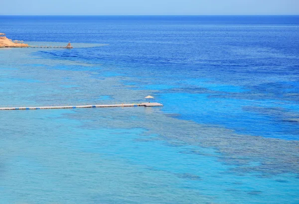 Plage avec récif corallien et mer turquoise — Photo