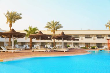 havuz kenarında şezlong ile dinlenmek için bir yer