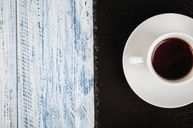 ahşap masa üstünde kahve fincan