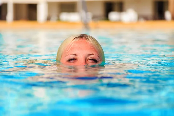 Girl in pool. head half in water — Stock Photo, Image