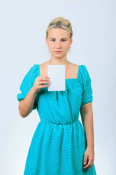 Jong blond meisje houdt lege folder — Stockfoto