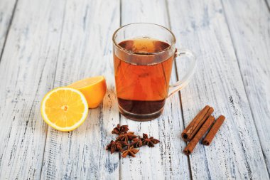 sıcak çay, tarçın, Yıldız anason ve portakal