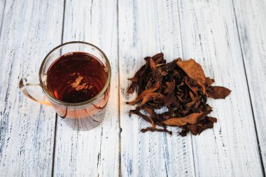 Fincan siyah çay ve çay yaprakları