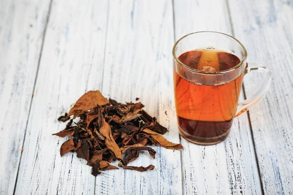 Fincan siyah çay ve çay yaprakları