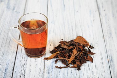 Fincan siyah çay ve çay yaprakları