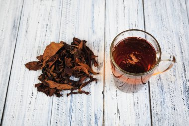 Fincan siyah çay ve çay yaprakları