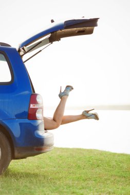 Bagajdan yapışmasını topuklu kadın bacakları