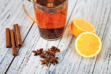 sıcak çay, tarçın, Yıldız anason, Kuru çay yaprakları ve portakal