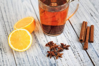 sıcak çay, tarçın, Yıldız anason, Kuru çay yaprakları ve portakal