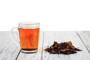 Fincan siyah çay ve çay yaprakları