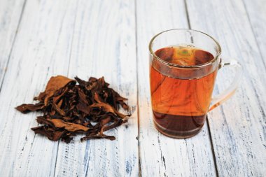 Fincan siyah çay ve çay yaprakları