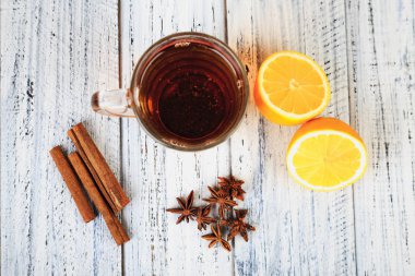 sıcak çay, tarçın, Yıldız anason ve portakal
