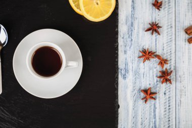 sıcak kahve, tarçın, Yıldız anason ve limon dilimleri