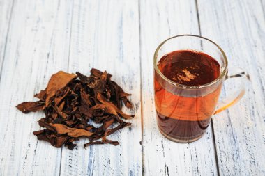 Fincan siyah çay ve çay yaprakları