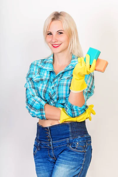 Feliz empregada loira demonstrar esponjas para lavar — Fotografia de Stock