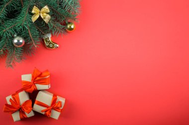 Noel arkaplanı köknar ağacı ve dekor. Kopyalama alanı olan üst görünüm