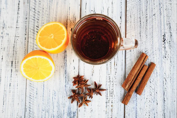 sıcak çay, tarçın, Yıldız anason ve portakal