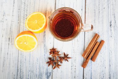 sıcak çay, tarçın, Yıldız anason ve portakal