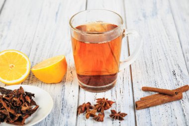 sıcak çay, tarçın, Yıldız anason ve portakal