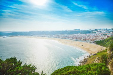 büyük kumsalı ile güneşli günde büyük dalgalar. Sörfçü spot. Nazare, Portekiz