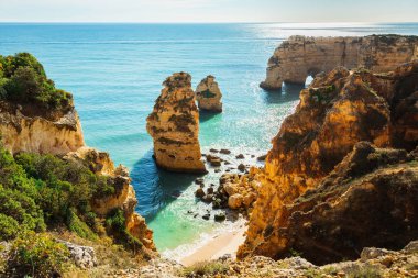 Kayalar ve okyanus manzaralı. Ponta da Piedade