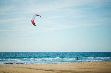 Kitesurfing güneşli gün