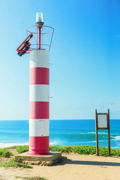 Faro rojo blanco en la orilla del océano atlántico — Foto de Stock