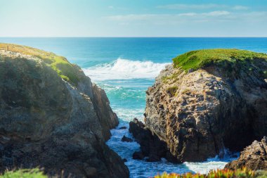 kayalar ve fırtınalı denizde panoramic view