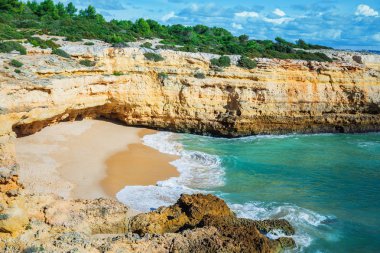 Yüksek kayalar ile plaj