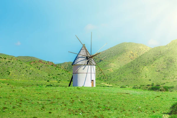 Tradycyjny wiatrak na zielony trawnik i wzgórza — Zdjęcie stockowe