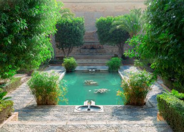 bir ortaçağ kalesi çeşme ile veranda