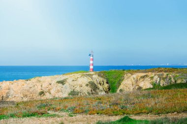okyanus ve deniz feneri kayaların üstündeki yatay