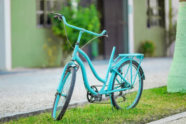 Old bike used as garden decoration — Stock Photo, Image