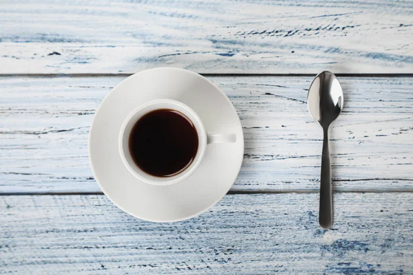 Taza de café y cucharadita en la mesa gris —  Fotos de Stock