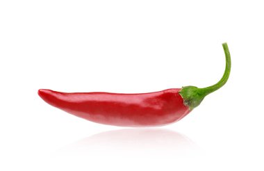 Kırmızı kırmızı biber ya da Chipotle beyaz arkaplanda izole edilmiş.