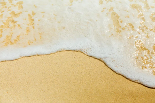 Морський серфінг, піна і пісок — стокове фото