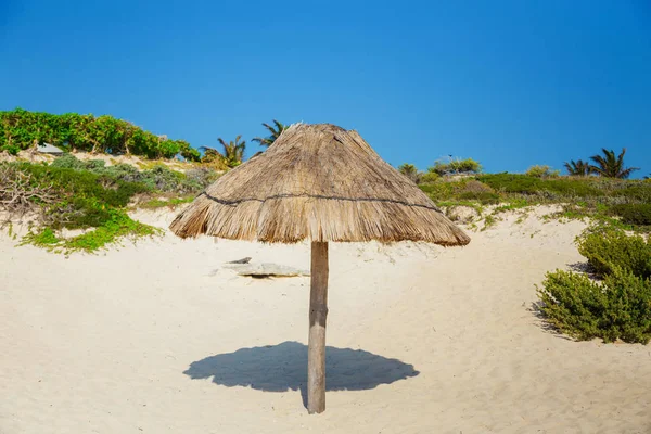 Playa vacía con una sombrilla de paja — Foto de Stock