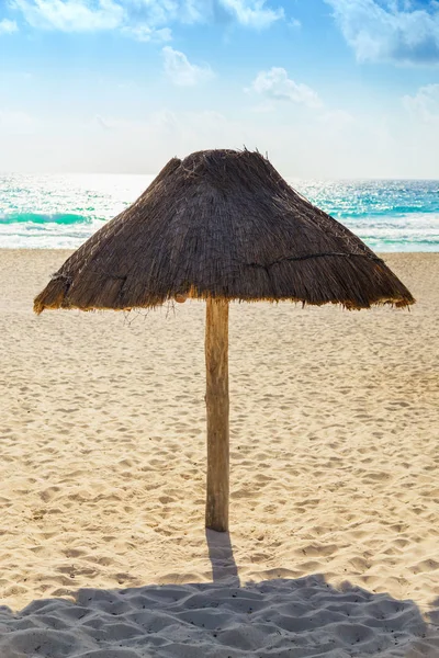 Playa vacía con una sombrilla de paja — Foto de Stock