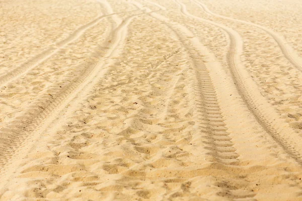 Marca de carro de roda na areia — Fotografia de Stock