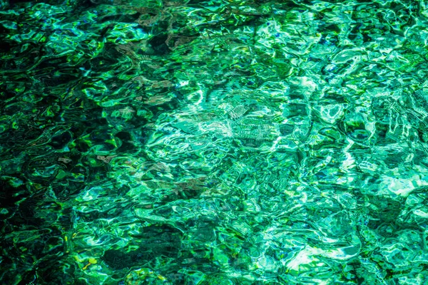 Mavi zümrüt su dalgalı arka plan — Stok fotoğraf