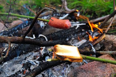 Bir kamp ateşi ekmek ve sosis kızartma