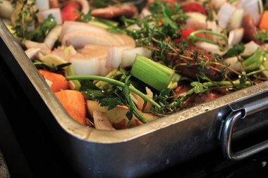 Bir kavurma tavası sebze ve otlar tam köşesinde